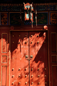红色古老的门