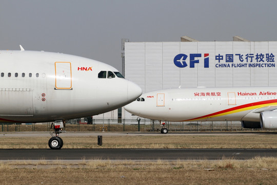 海南航空客机在北京首都机场