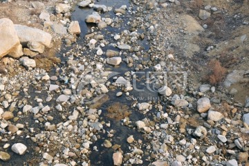 河底碎石
