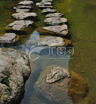 水中的石桥 石头