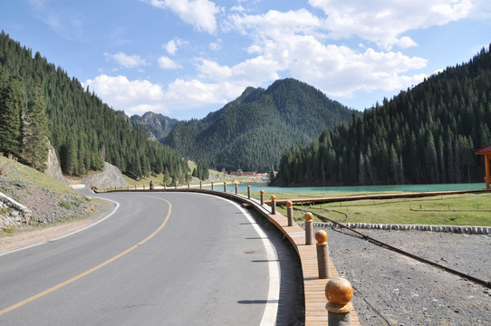 通往大山的公路