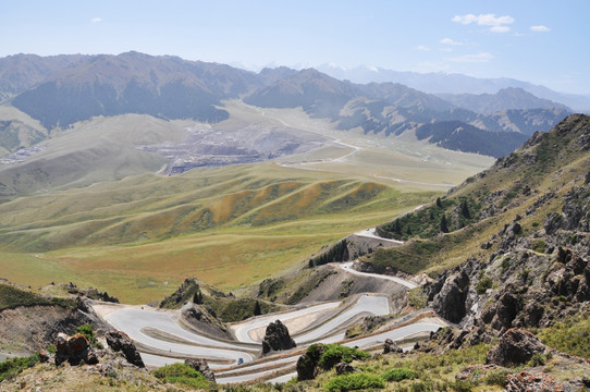 天山大峡谷的草场和盘山公路