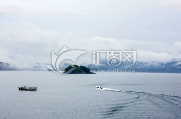 湖面汽艇小岛