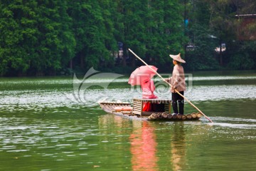 竹排上的红衣少女