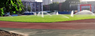 学校操场草坪自动喷灌洒水喷泉