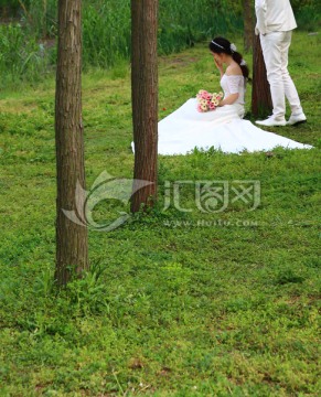 草地上的婚纱新娘