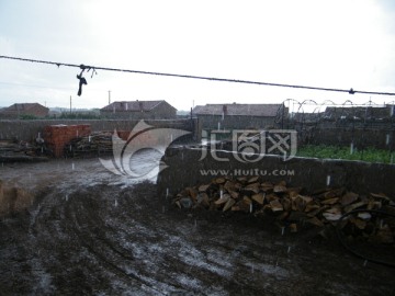 雨中的乡村院落