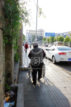 推轮椅的老人
