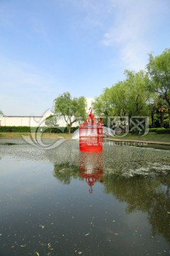 湖中红色灯笼