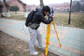 正在测绘的大学生