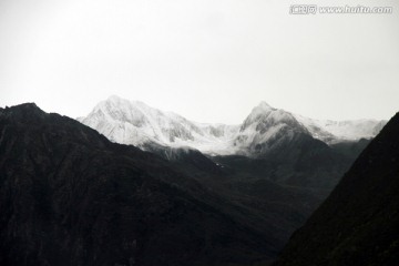 远处的雪山