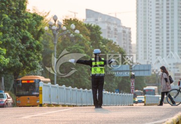 交警指挥交通