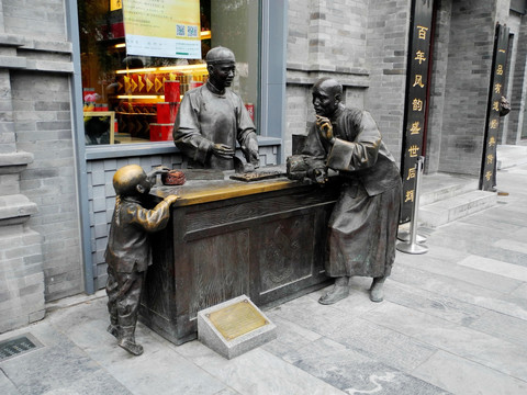 北京前门大街吴裕泰茶庄店前雕塑