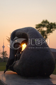 母子亲情雕塑 夕阳 落日