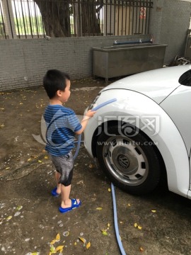 小男孩洗车做家务