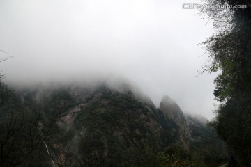 雾中山峰