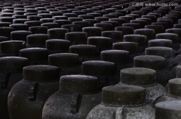 黄酒酒窖里整齐的酒坛阵列