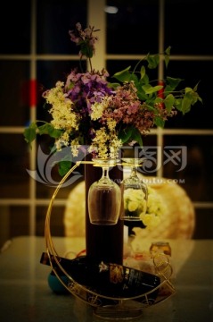 餐桌上的红酒鲜花