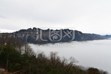 高山雨雾