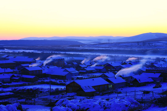 雪色山村炊烟袅袅