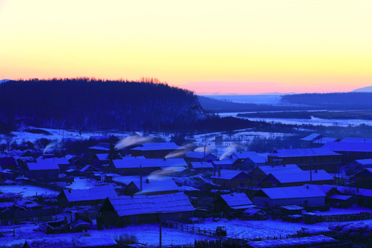 雪色山村炊烟袅袅