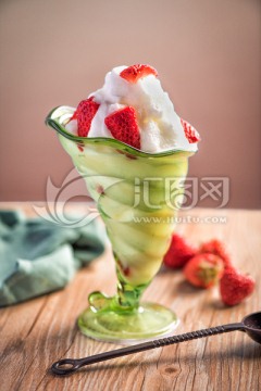 草莓冰激凌