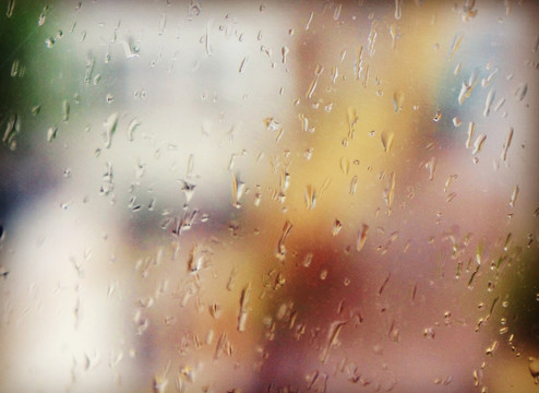 窗上雨滴