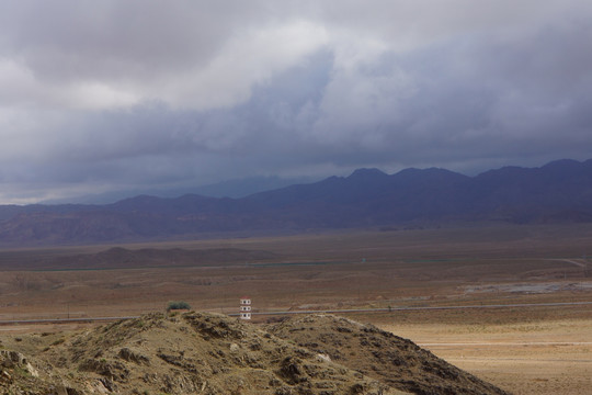 贺兰山下沙漠