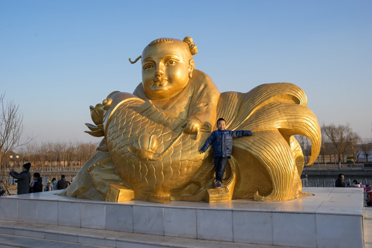 杨柳青年画雕塑 胖小子抱鲤鱼