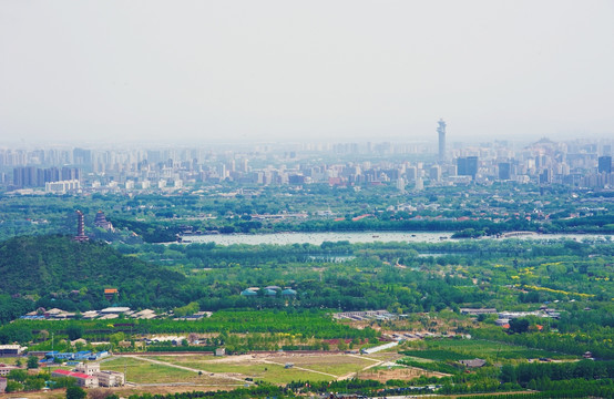 北京西山遥望颐和园