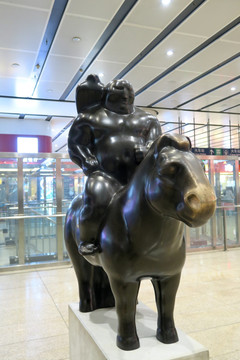 骑马雕塑 北京南站内雕塑