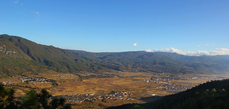 石钟山俯瞰沙溪古镇图