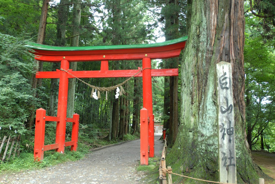 白山神社入口；