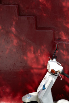 红墙背景摩托车