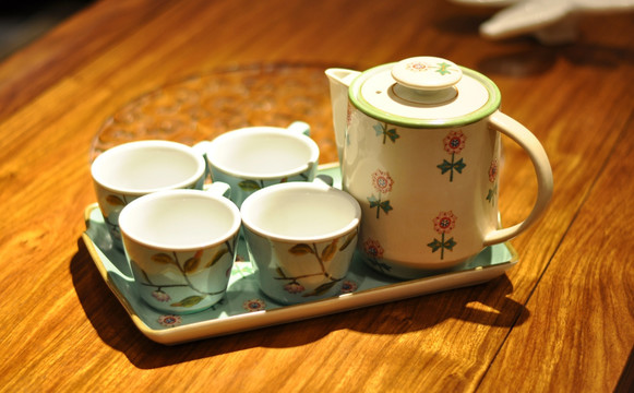 中式田园风格的茶壶与茶杯