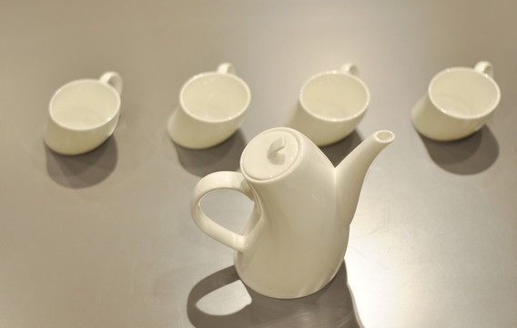 现代简约风格的茶壶茶杯