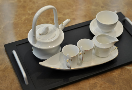 现代简约风格的茶壶茶杯