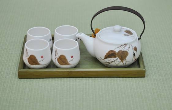 中式传统风格的茶壶茶杯