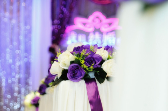 婚礼婚庆现场紫色白色路引花球