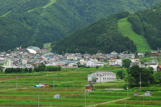 山下房屋与山顶