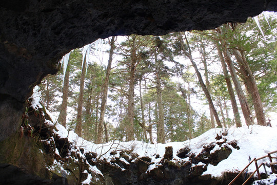 积雪石洞