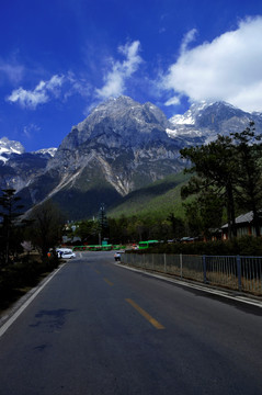 雪山下的路