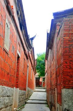 红墙之间小巷子