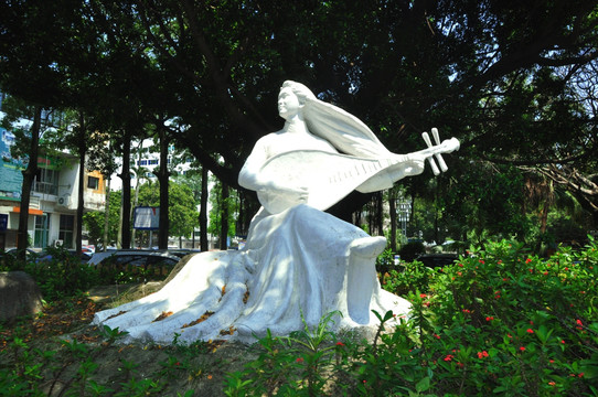 弹奏琵琶的女子雕像