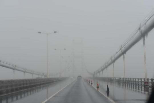 烟雨中的扬州大桥