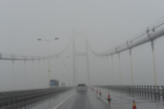 烟雨中的扬州大桥