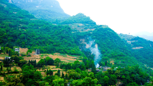 绿树山村  炊烟