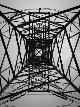 仰拍电力塔线条 黑白照片