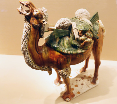 唐代三彩骆驼载物俑