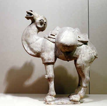 唐代釉陶骆驼载物俑